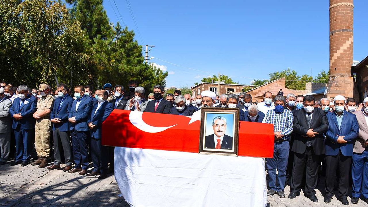 Eski Bayındırlık ve İskân Bakanı Ergezen memleketi Bitlis'te toprağa verildi