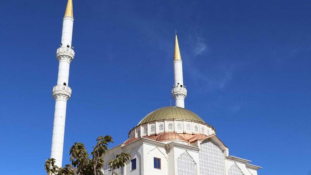 Van'da Cuma namazı kılınacak alan ve camilerin listesi yayınlandı