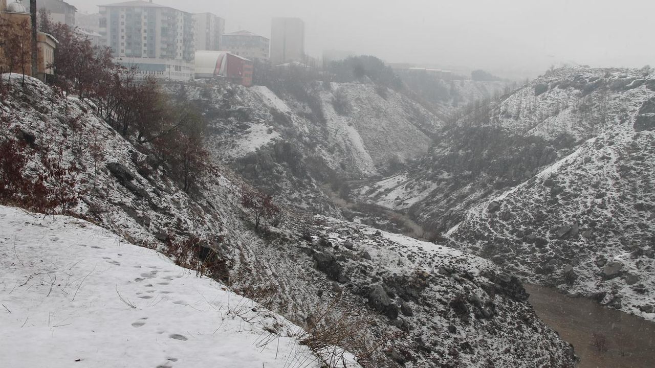 Bitlis’te aralıklarla kar yağışı devam ediyor