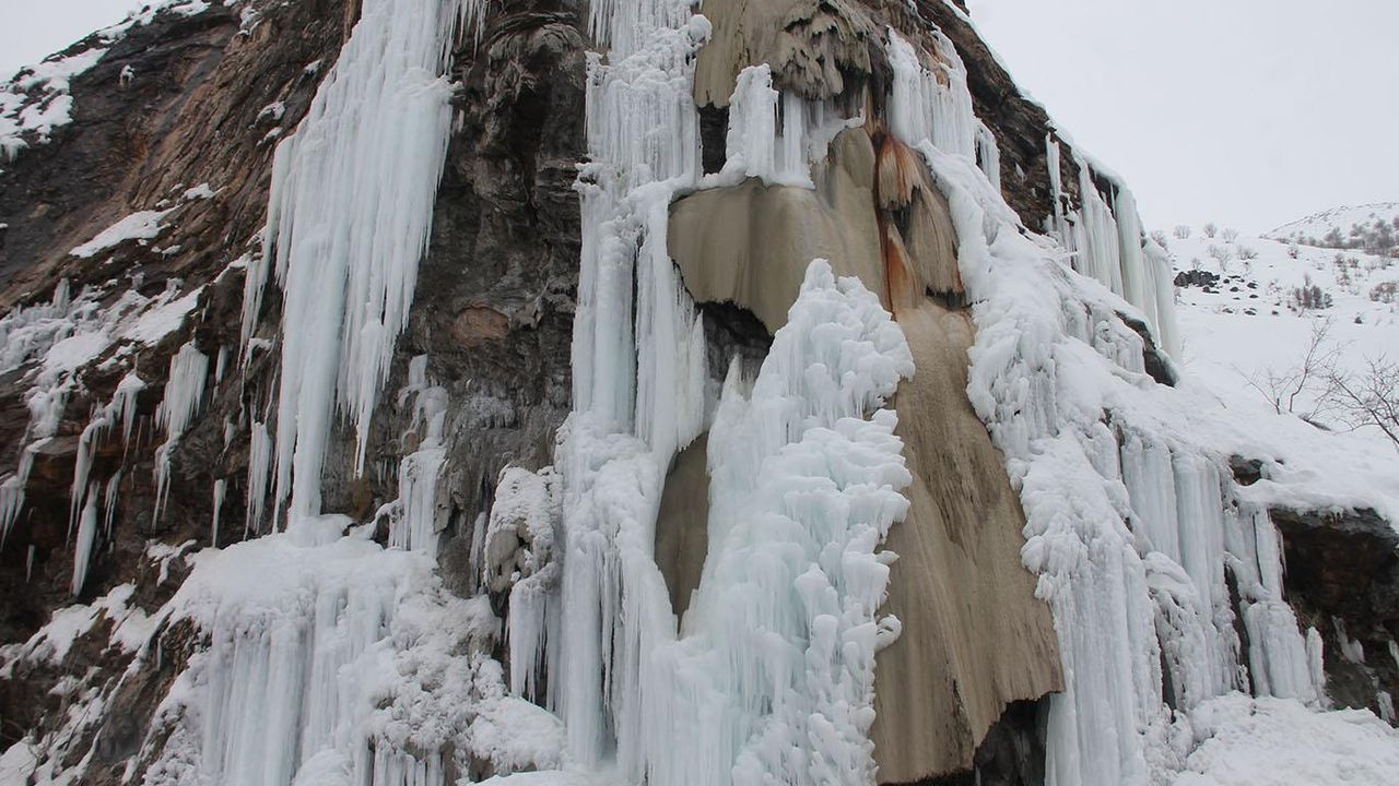 Bitlis’te kar yağışının ardından kartpostallık görüntüler oluştu