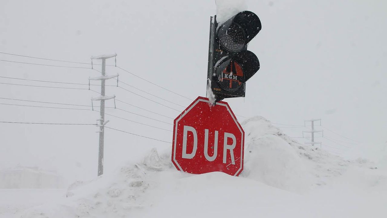 Yoğun kar yağışı ve tipi nedeniyle Bitlis’te adeta hayat durdu