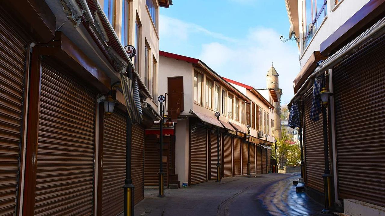 Sokağa çıkma yasağıyla Bitlis'te cadde ve sokaklar sessizliğe büründü