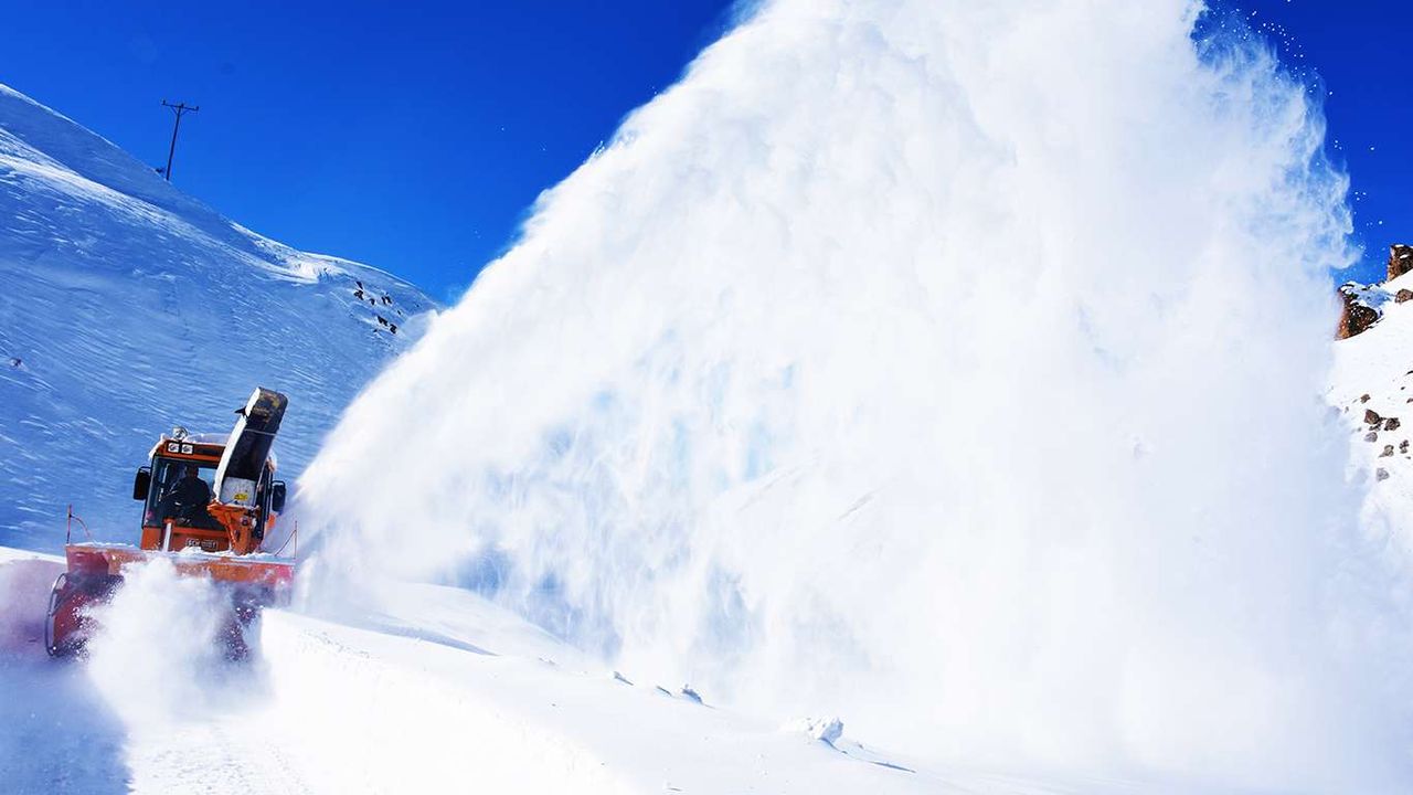 Bitlis'te kapanan köy yollarının açılması için yoğun mesai harcanıyor