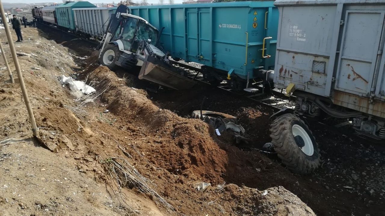Bitlis’te yük treninin biçtiği iş makinesinin operatörü saniyelerle kurtuldu