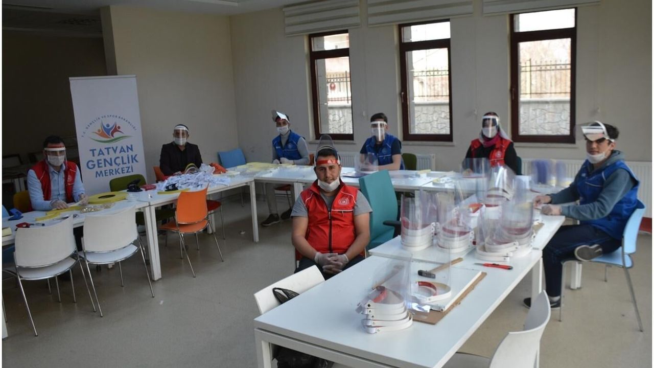 Bitlis’te gönüllü gençler tarafından üretilen siperli maskeler dağıtılıyor