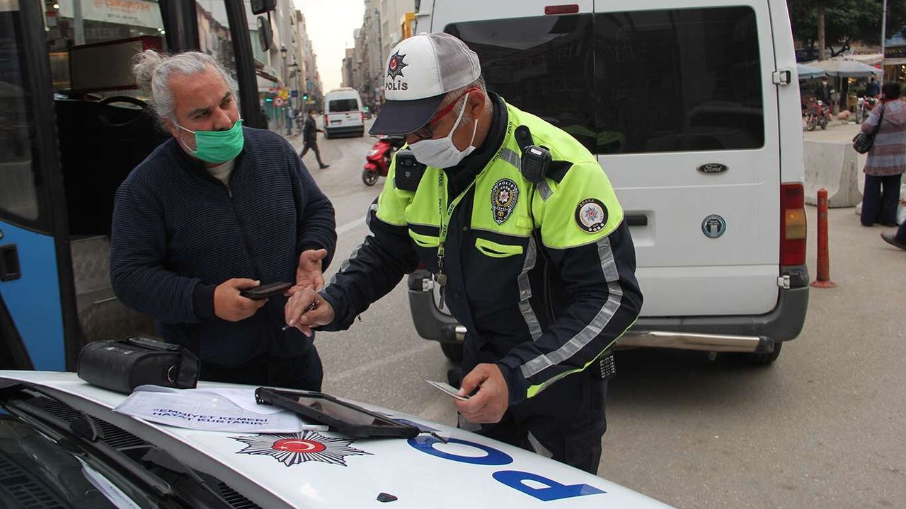 Adana'da drone eşliğinde ve yolcu kılığındaki polisten maske denetimi