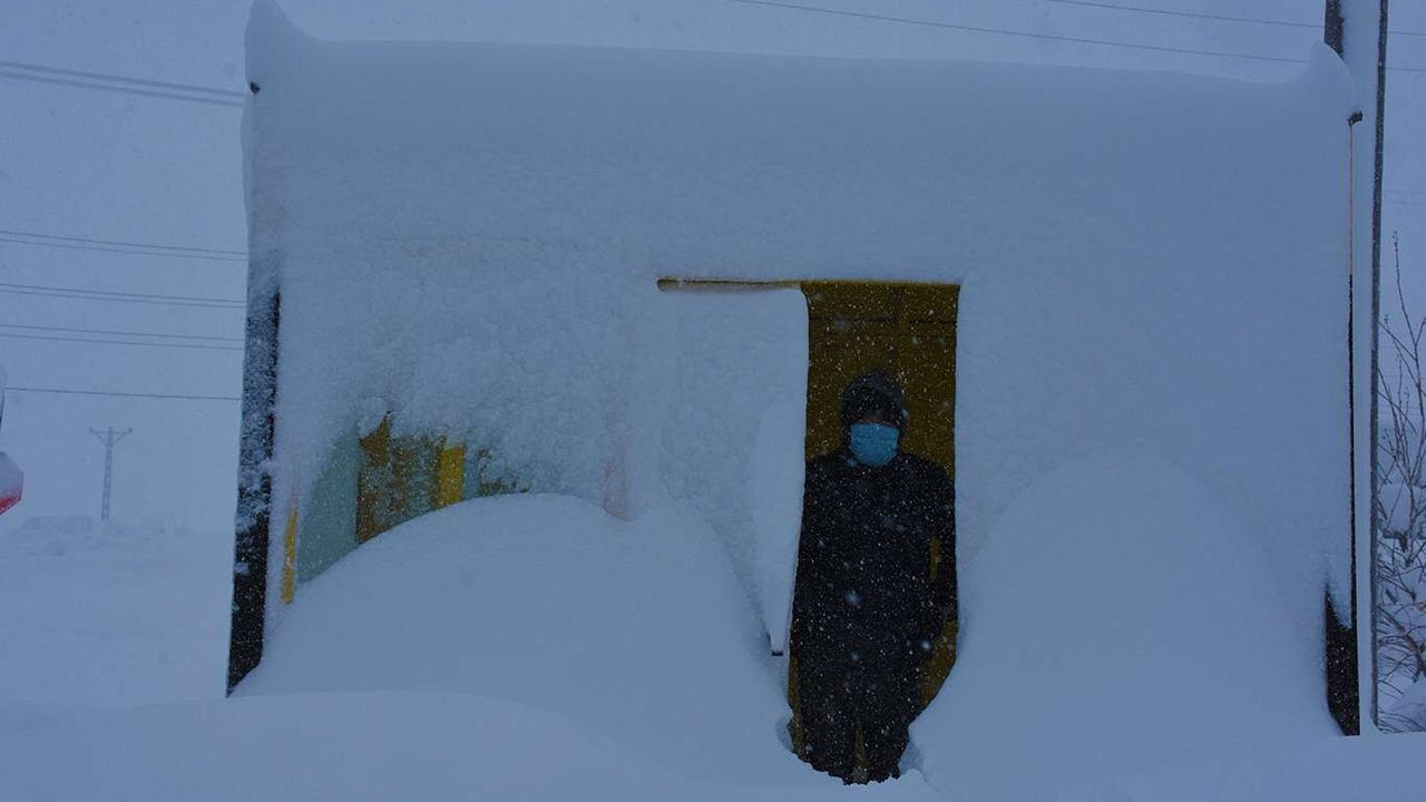 Kara gömülen Bitlis'te 165 köy yolu ulaşıma kapandı