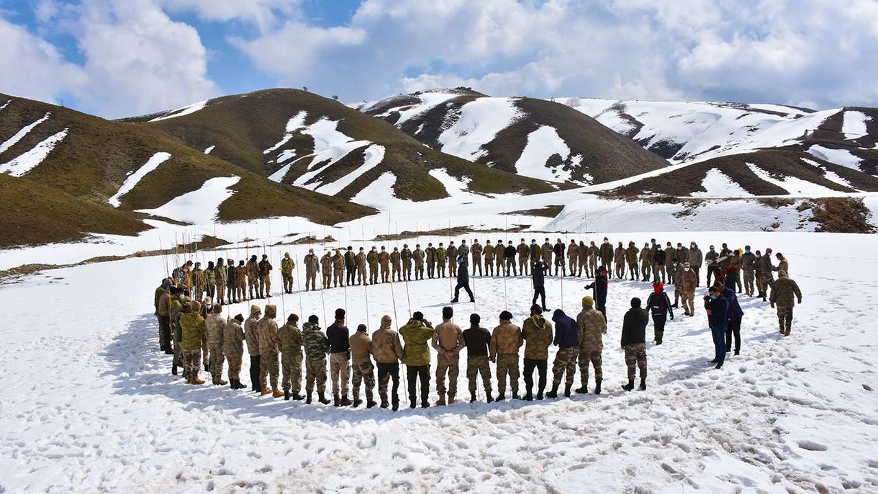 Bitlis'te güvenlik korucularına yönelik çığ tatbikatı