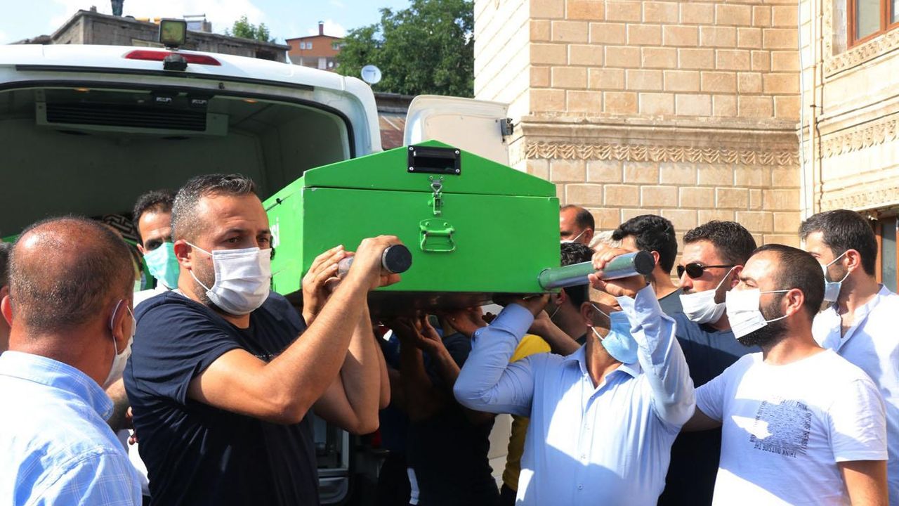 Katledilen üniversite öğrencisi Pınar Gültekin memleketi Bitlis'te toprağa verildi