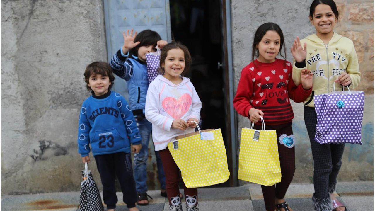 Kilis'te bin 500 yetim aileye iftariye verilip çocuklara oyuncak dağıtıldı