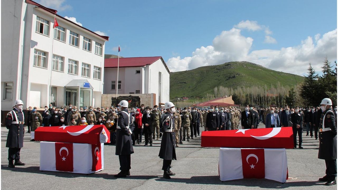Bitlis’te hayatını kaybeden askerler için tören düzenlendi