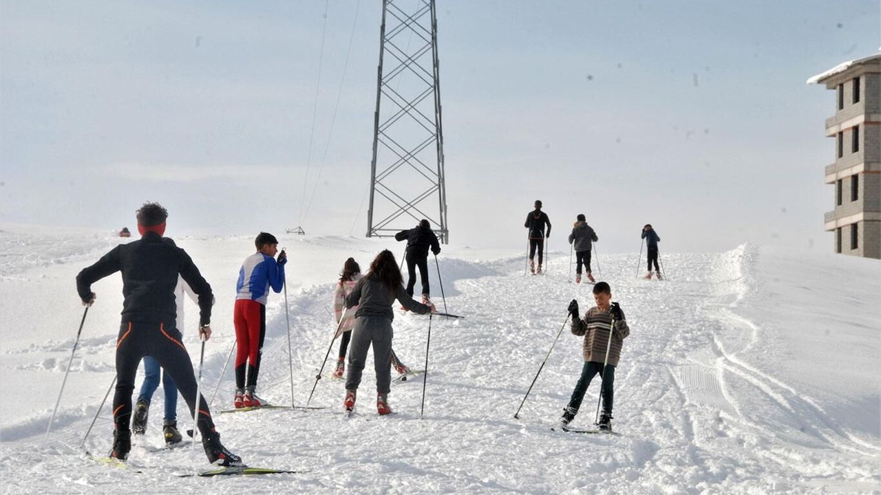 Bitlis'te kayak sezonu il birinciliği elemeleriyle başladı
