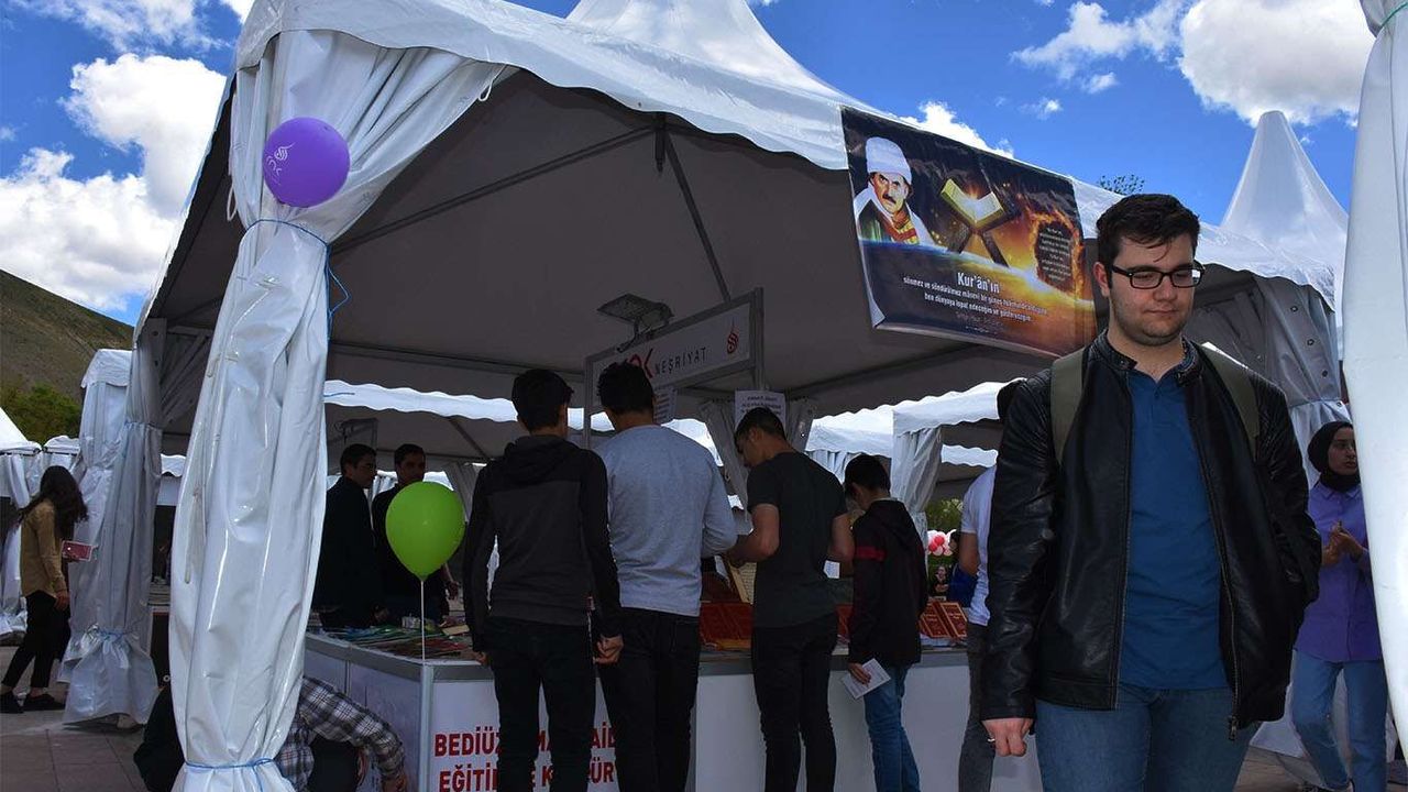 Bitlis’te ilk kez açılan kitap fuarına yoğun katılım