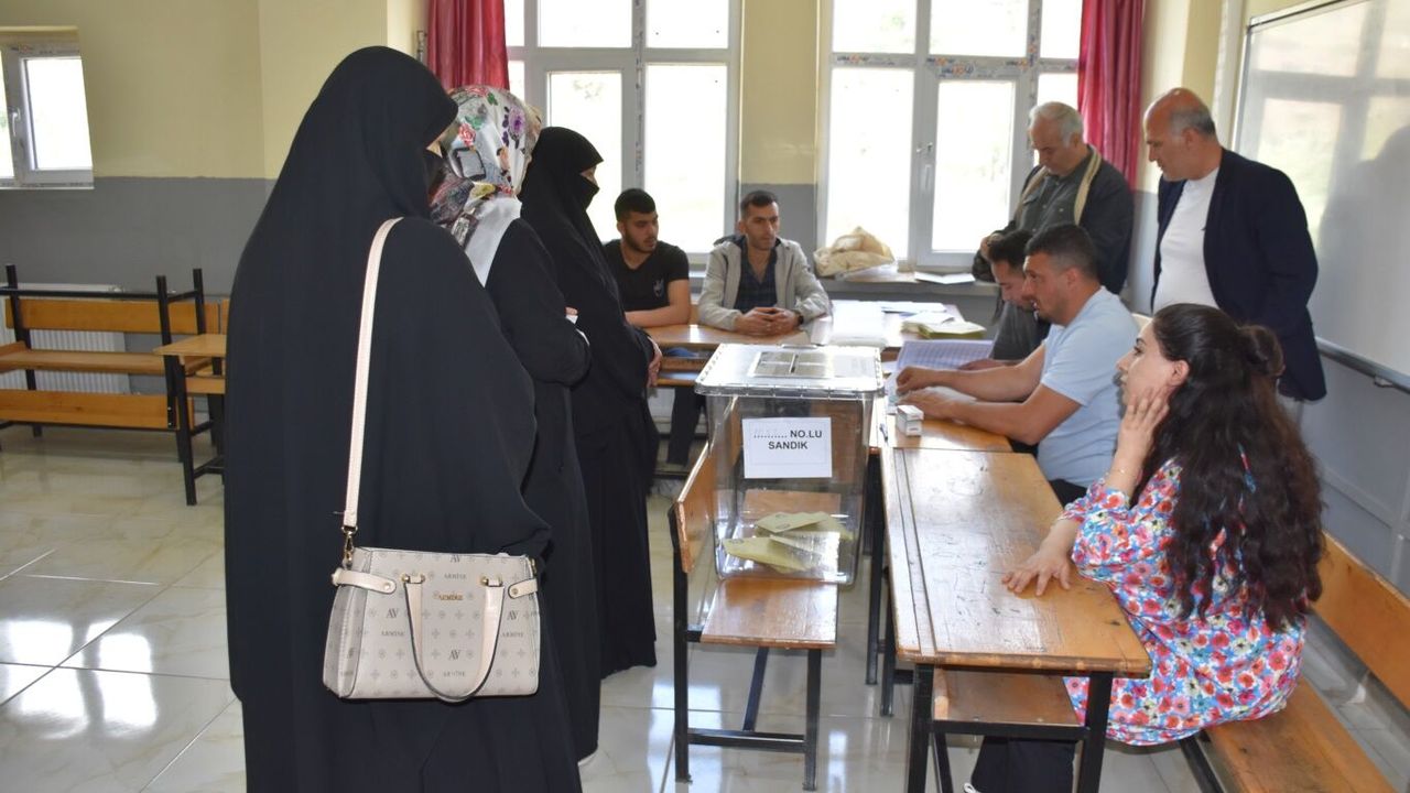 Türkiye'nin ikinci yüzyılı için Bitlis'te 220 bin 659 seçmen oy kullanmaya başladı