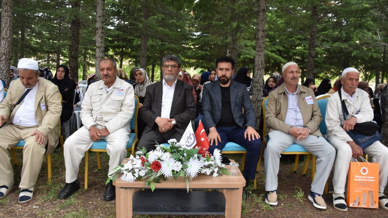Bitlis'te hacı adayları dualarla kutsal topraklara uğurlandı