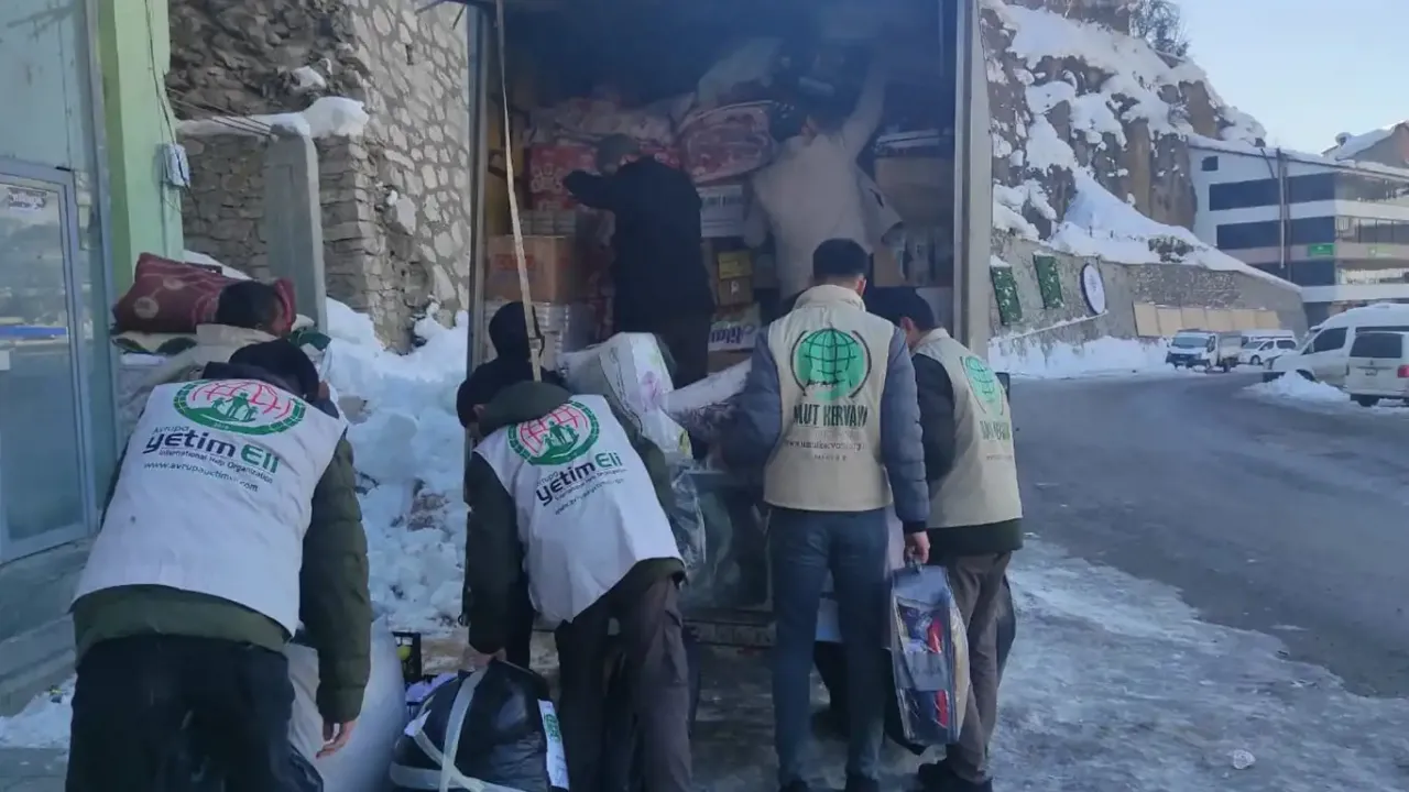 Bitlis’te Umut Kervanından depremzedelere yardım