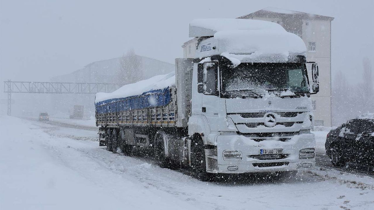 Bitlis'te kar ve fırtına nedeniyle köy yolları kapandı, araçlar yollarda mahsur kaldı