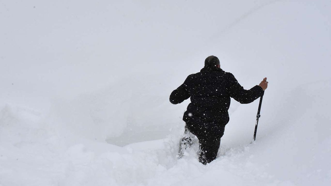 Bitlis’te araçlar kara gömüldü, vatandaşlar tünel açarak evlerine giriyor