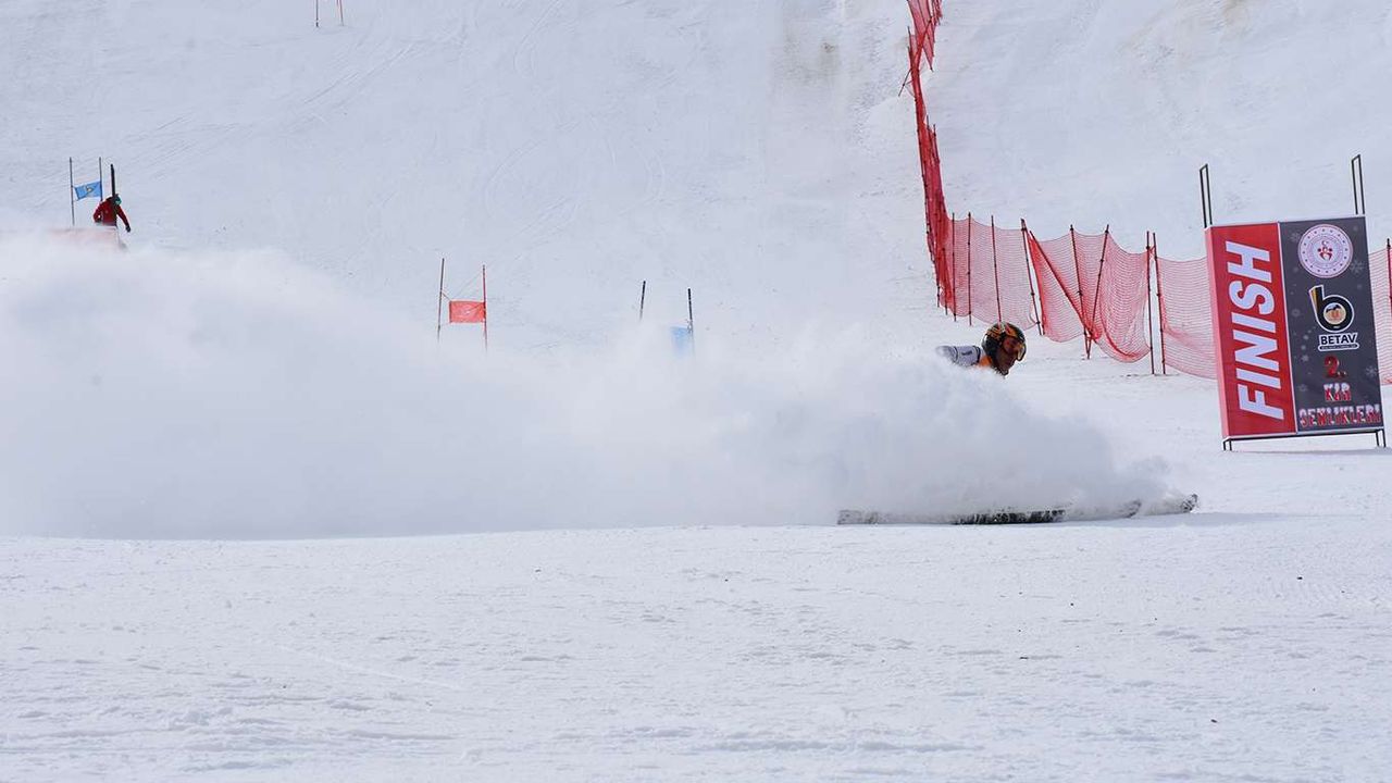 Türkiye'nin en fazla kar alan ili Bitlis'te kar şenlikleri düzenlendi