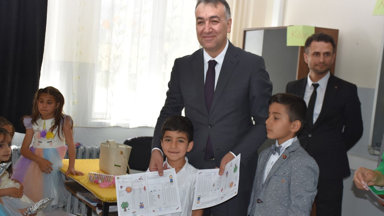 Bitlis'te 110 bin öğrenci karne alarak yaz tatiline girdi