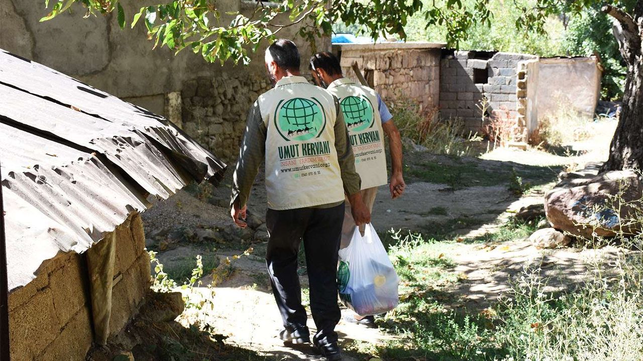 Umut Kervanı’ndan Bitlis’te yüzlerce aileye gıda ve nakdi yardım