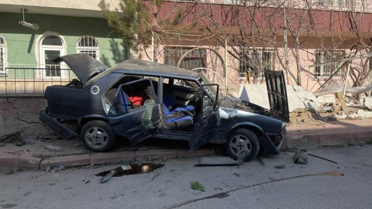 Hem suçlu hem güçlü! Ehliyetsiz sürücü polisten kaçarak kaza yaptı 3 kişi yaralandı