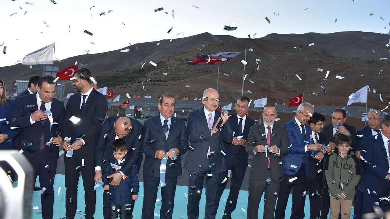 Bakan Karaismailoğlu’nun katılımıyla Bitlis’te çevre yolu ve kavşağının açılışı yapıldı