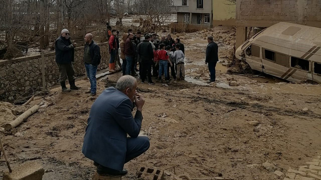 Bitlis’te gölet suyu patladı bir mahalle taşkın sularının altında kaldı