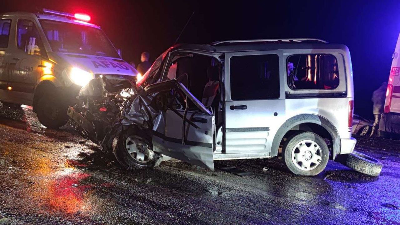 Bitlis"te 2 araç kafa kafaya çarpıştı: Bir ölü, 3"ü çocuk  7 yaralı