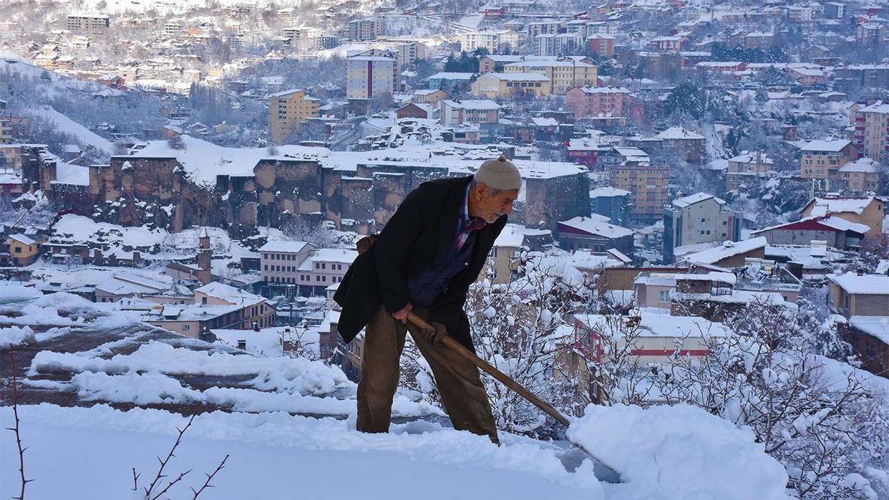 Bitlis'te kar ve fırtına nedeniyle 258 köy yolu ulaşıma kapandı