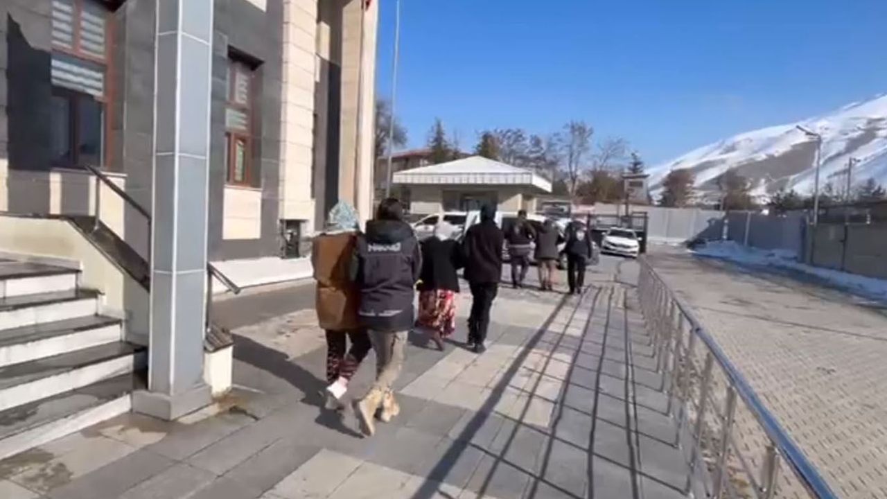 Bitlis"te durdurulan araçta uyuşturucu ele geçirildi, 3 kişi tutuklandı