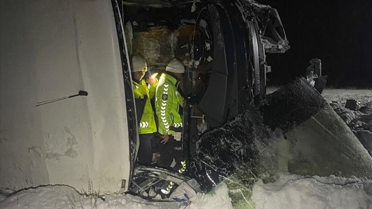 Yolcu otobüsü devrildi! Kazada onlarca kişi yaralandı