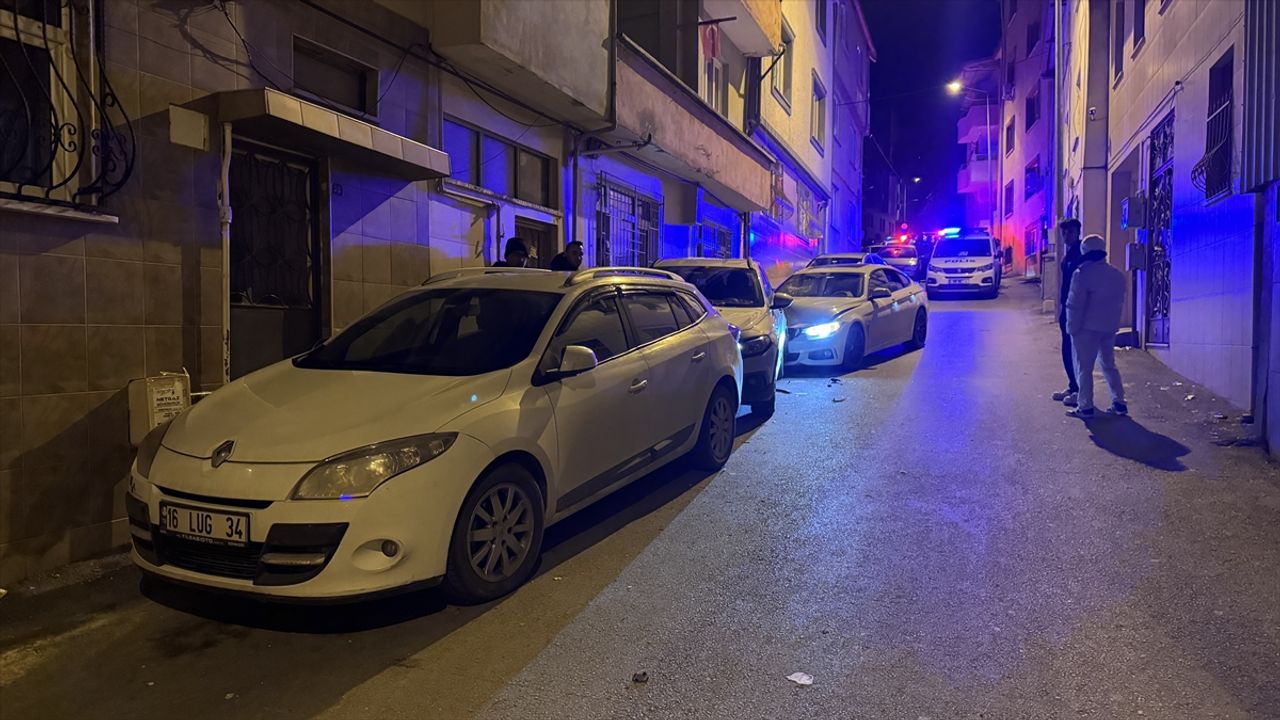 Ehliyetsiz sürücü park halindeki 3 otomobile çarptı