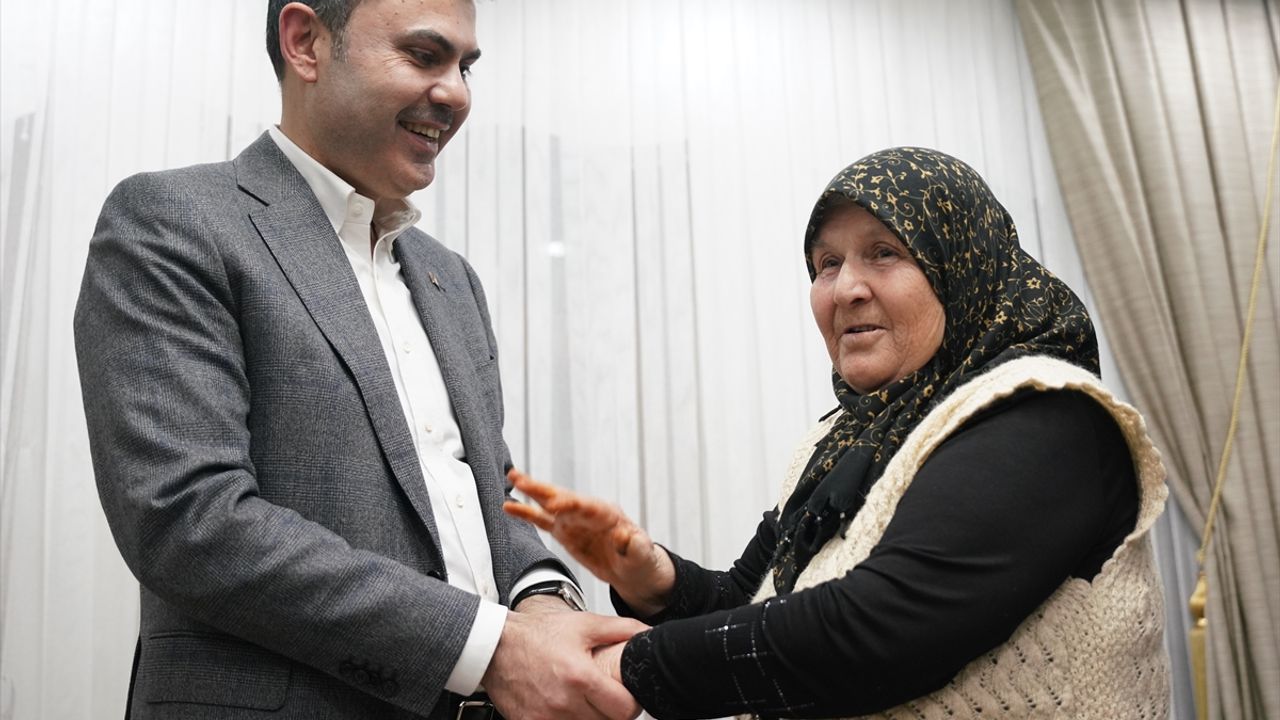 Bakan Kurum 75 yaşındaki depremzede kadını evinde ziyaret etti