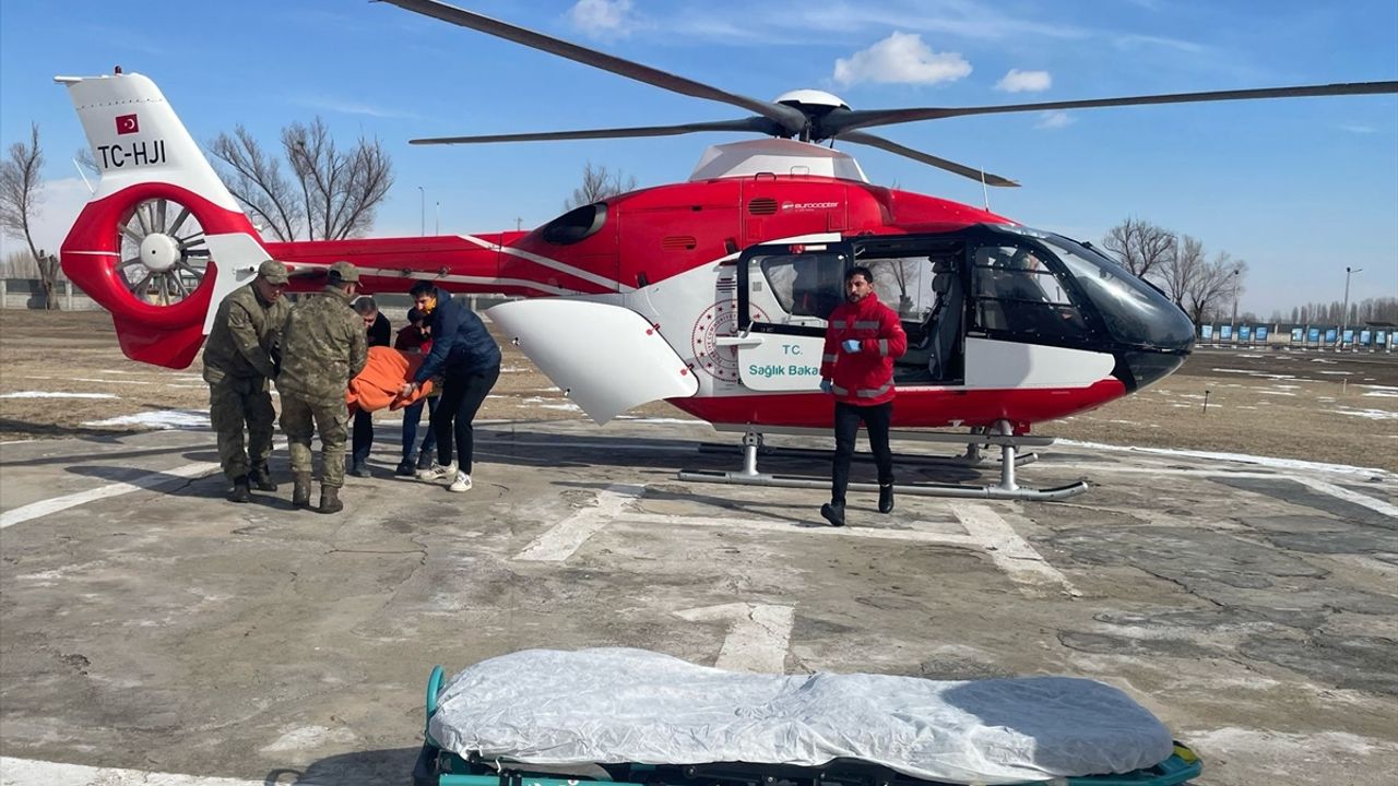 Dağ köyünde yaşayan hasta, ambulans helikopterle hastaneye ulaştırıldı