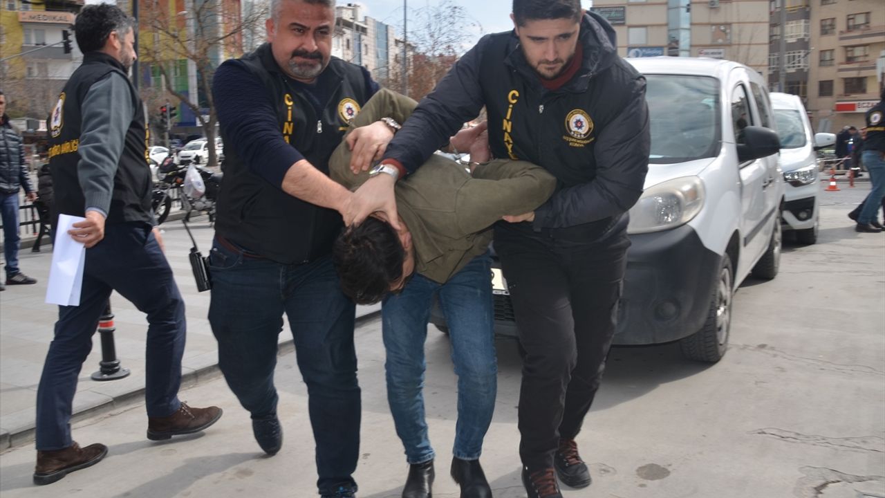 Polis aracının tırla çarpıştığı kazayla ilgili 2 gözaltı