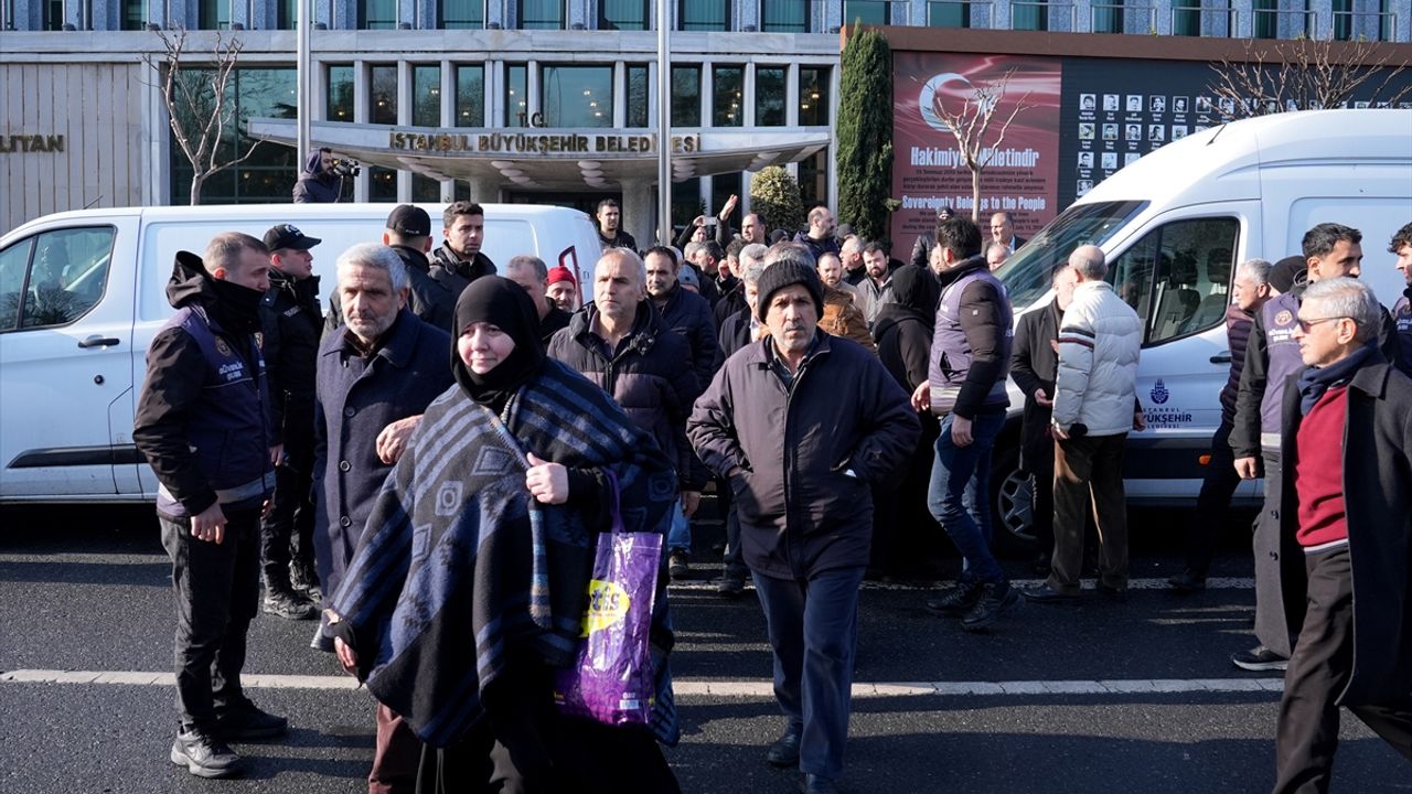 Minibüsleri 8+1 taksiye dönüşen esnaftan İBB önünde eylem