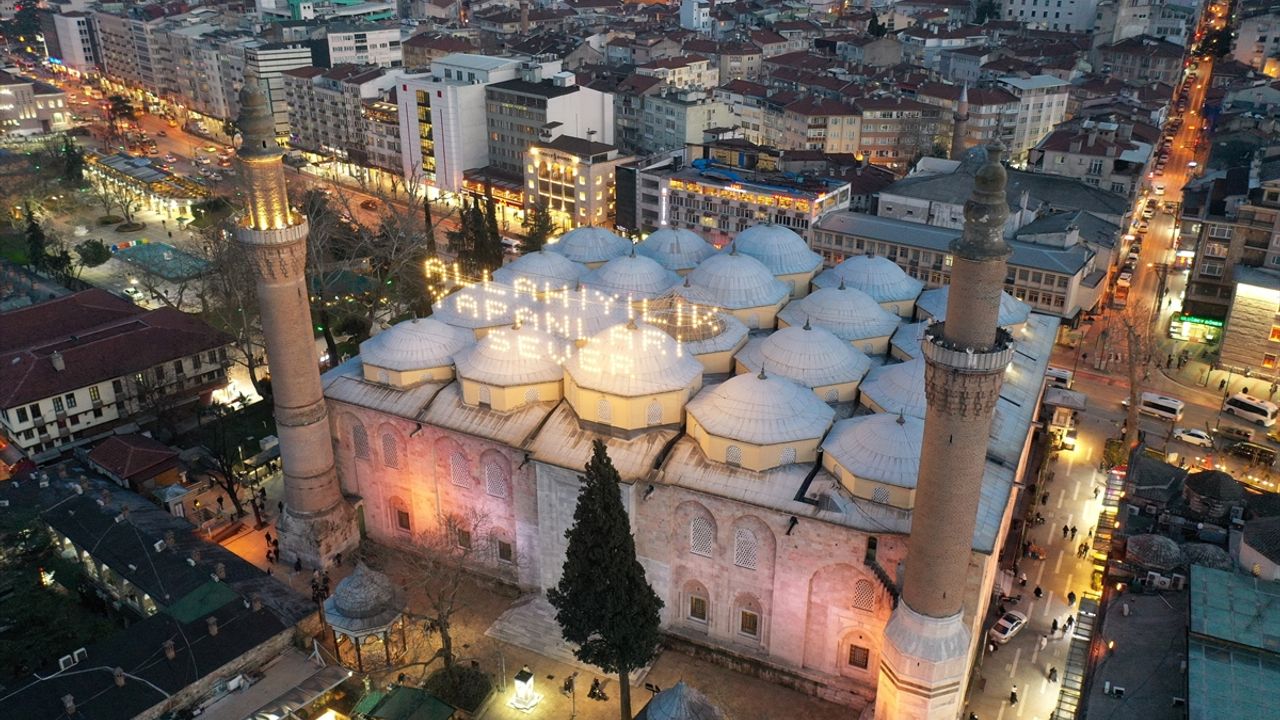 Bursa'daki tarihi Ulu Cami'ye "Allah iyilik yapanları sever" yazılı mahya asıldı