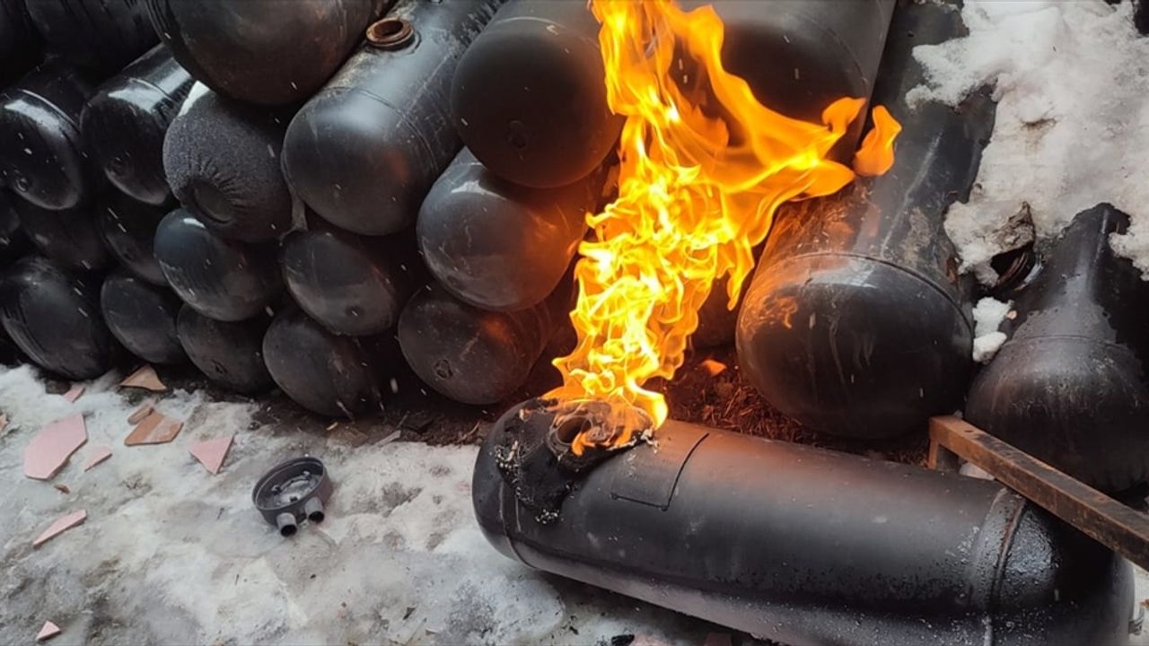 Tamirhanede otomobilin LPG tankı alev aldı, 3 kişi yaralandı