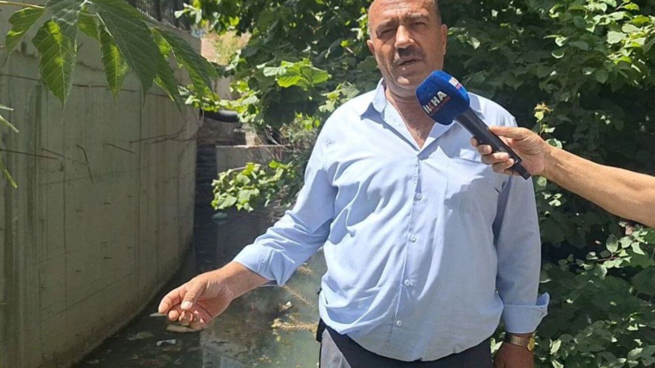 Bitlis’te evlerinin önü lağımla dolan mahalle sakinleri yetkililere seslendi