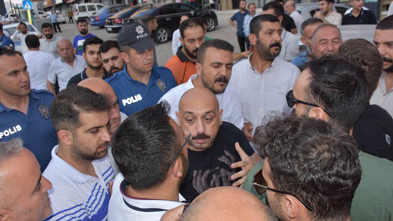 Bitlis'te vatandaşların "Ölüm yolu" için yaptığı basın açıklamasına polisten müdahale