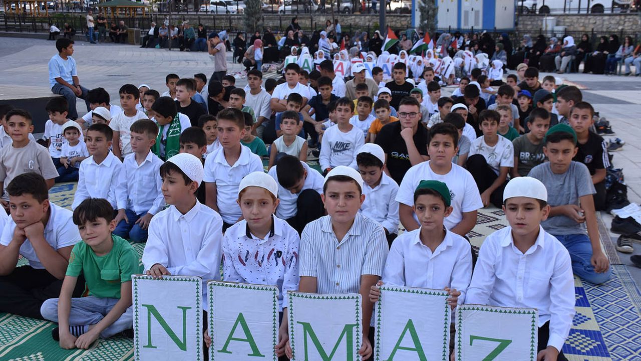 Bitlis’te "Hayat Namazla Güzeldir" göz kamaştırdı.