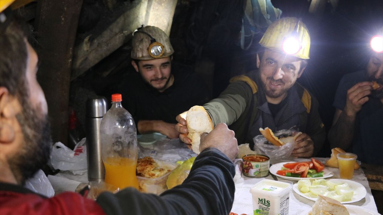 Maden işçileri yerin metrelerce altında ilk sahurlarını yaptı