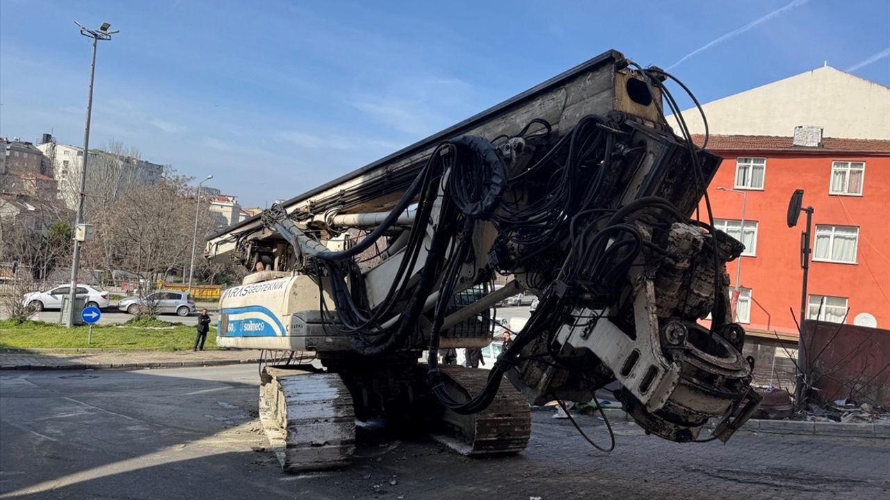 Kontrolden çıkan iş makinesinin park halindeki araçlara çarptı!