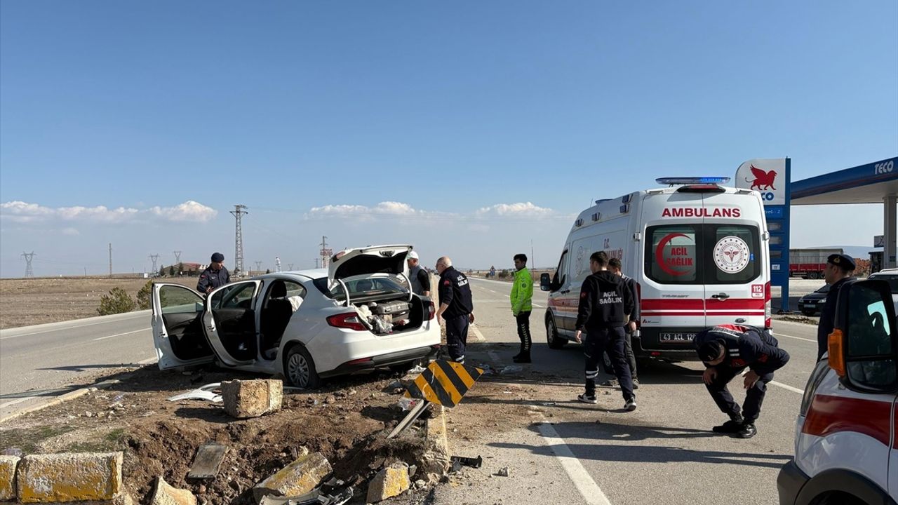 Otomobilin refüje çarpması sonucu 5 kişi yaralandı