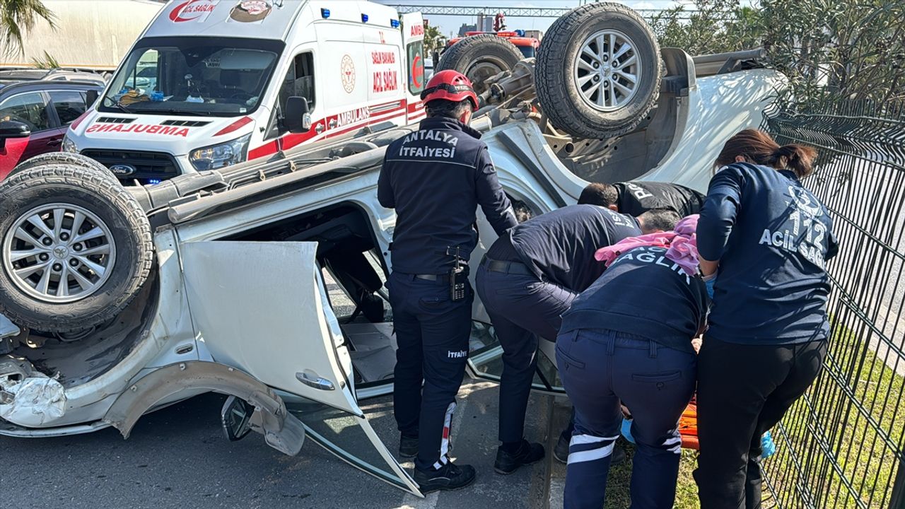 Ters dönen otomobilde sıkışan sürücü ekiplerce kurtarıldı