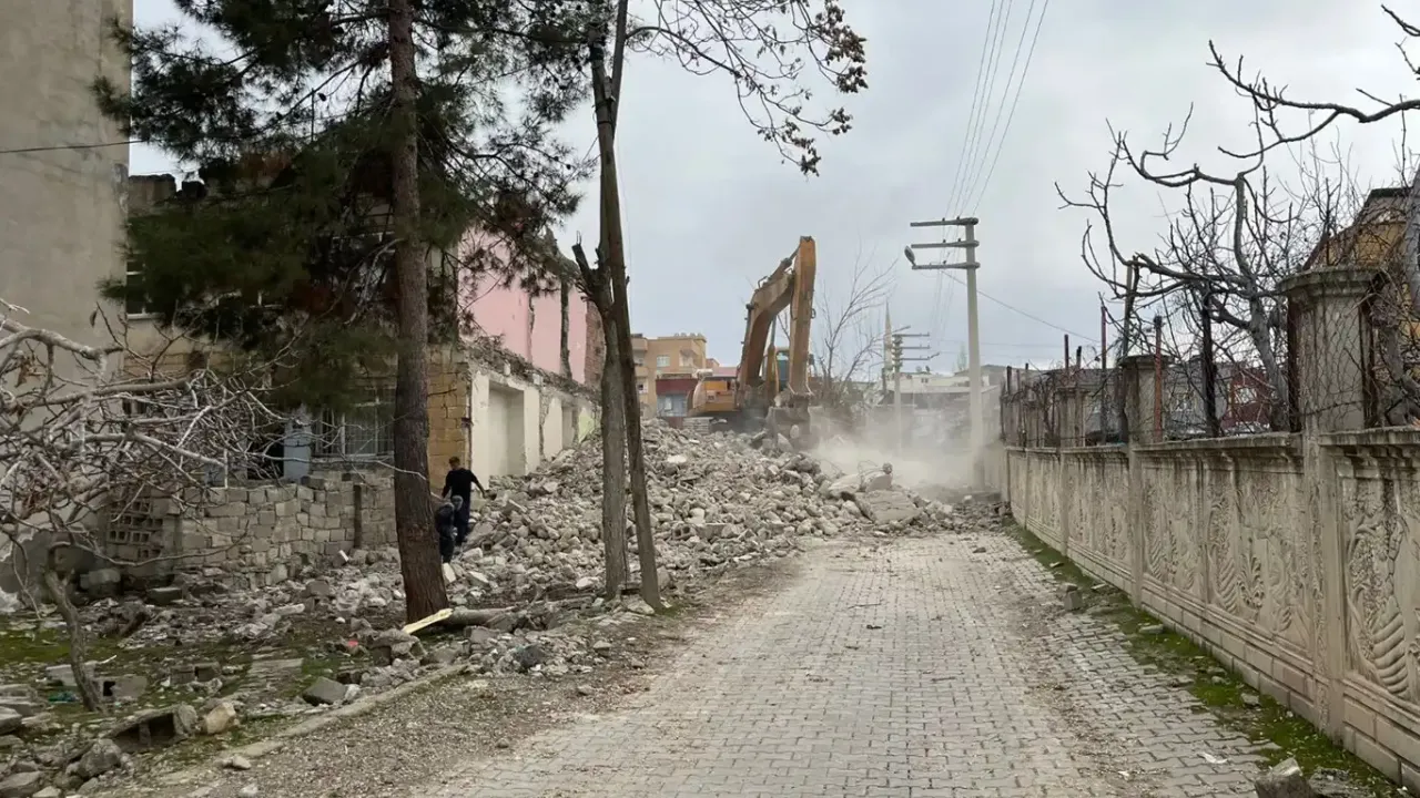 Siirt'te metruk binaların yıkımı gerçekleştirildi