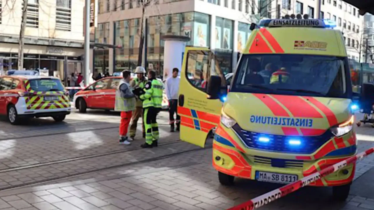 Almanya'da bir araç kalabalığa daldı: 2 ölü, 25 yaralı