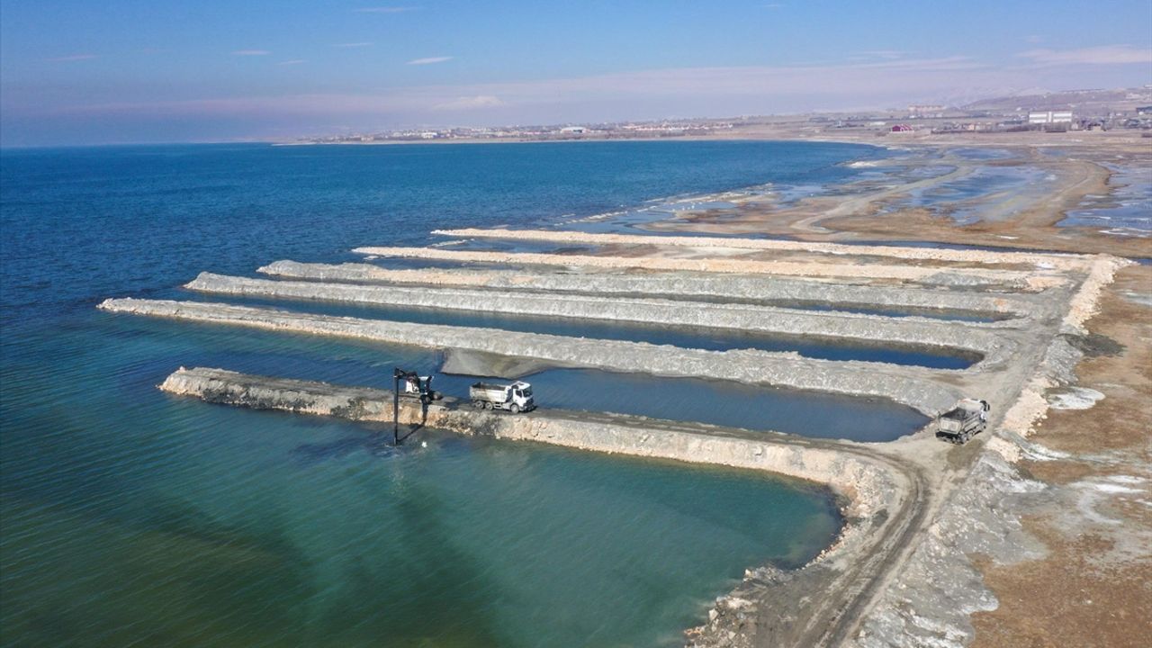 Van Gölü'nün zemininden dip çamuru ve balçık çıkarıldı