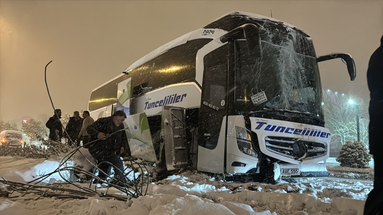 Karda kayan yolcu otobüsü aydınlatma direğine çarptı